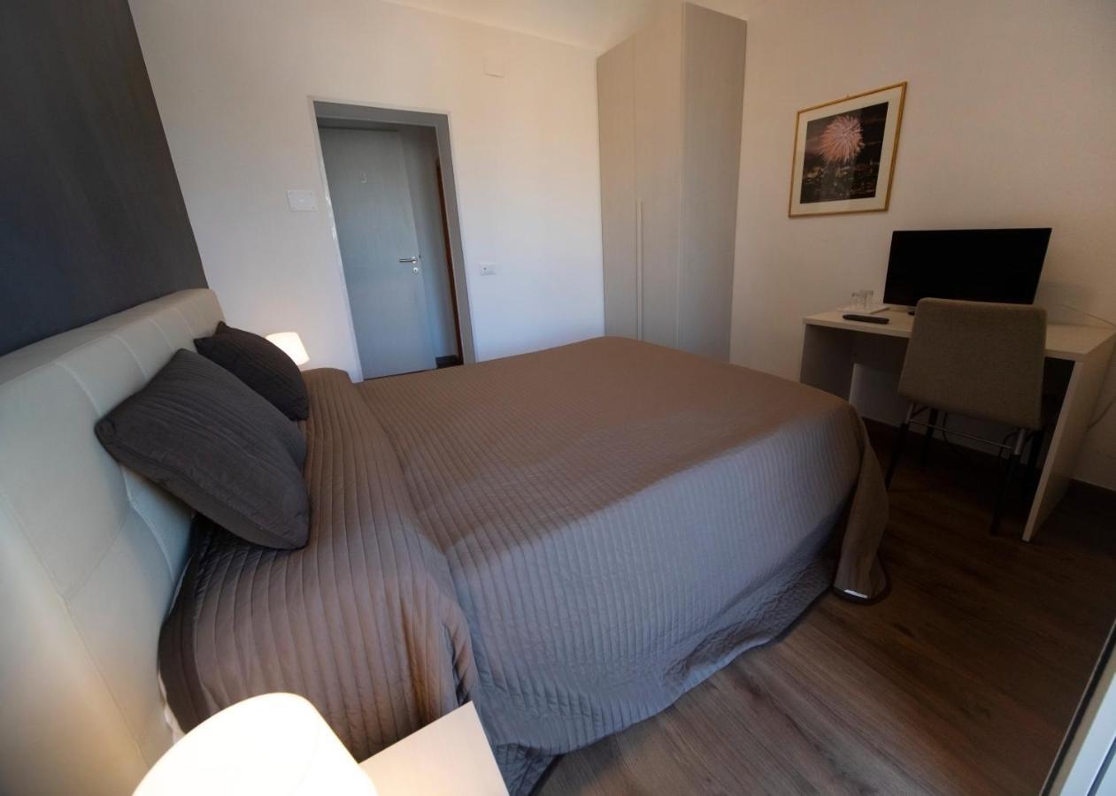 Rooms In Shared Apartment - City Center Катанія Екстер'єр фото