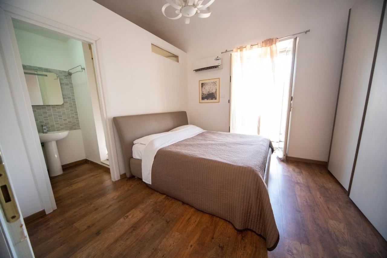Rooms In Shared Apartment - City Center Катанія Екстер'єр фото