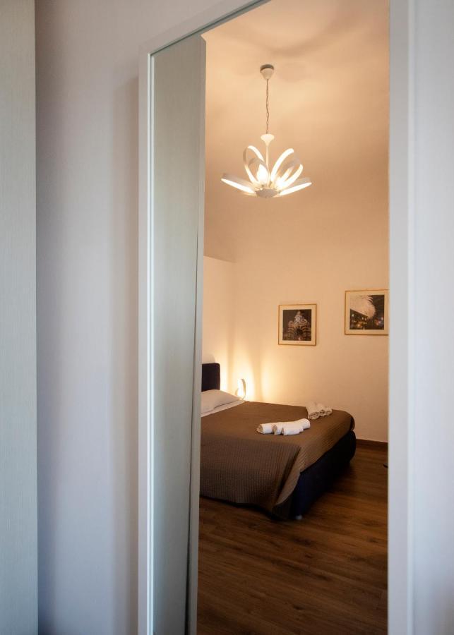 Rooms In Shared Apartment - City Center Катанія Екстер'єр фото