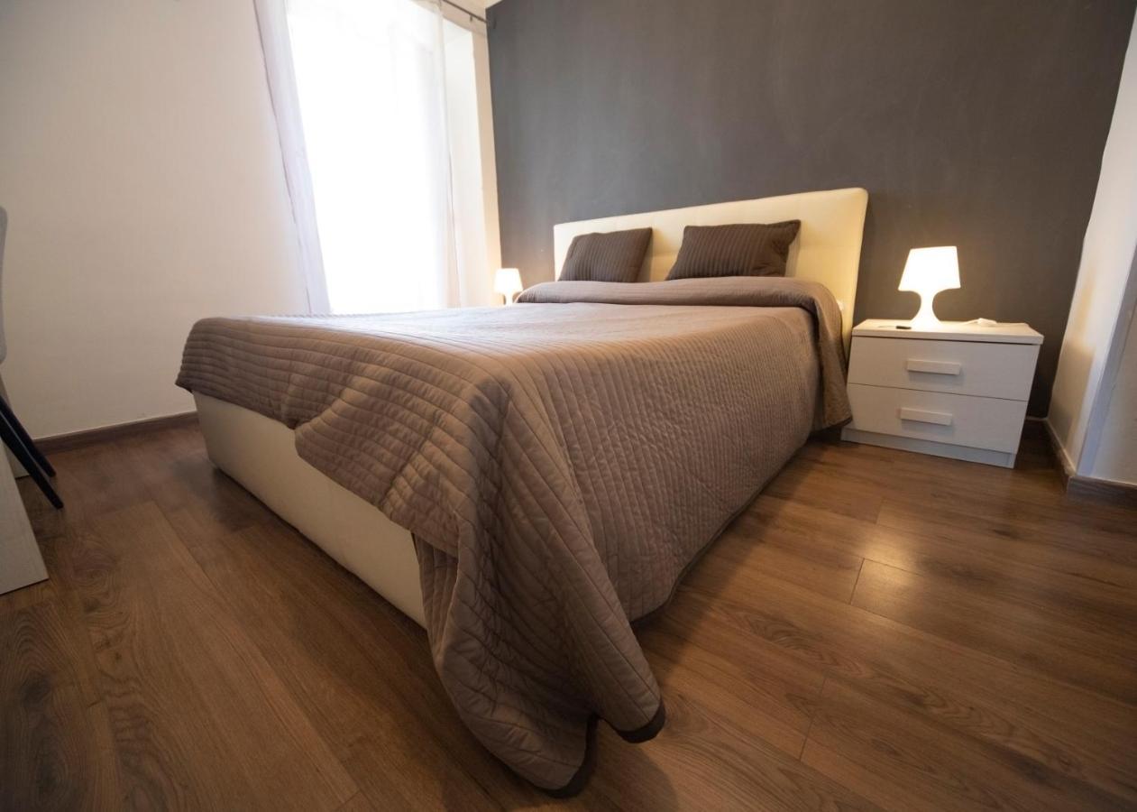 Rooms In Shared Apartment - City Center Катанія Екстер'єр фото