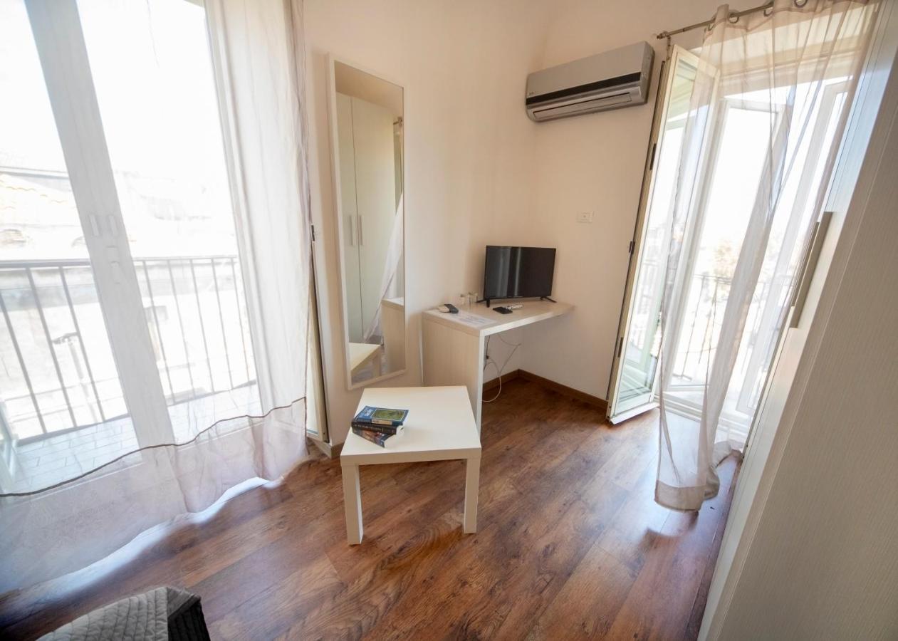 Rooms In Shared Apartment - City Center Катанія Екстер'єр фото